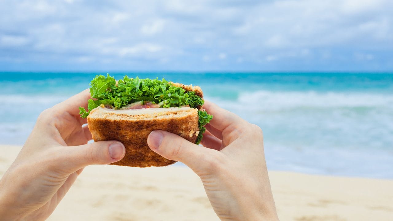 Alimentos prácticos y saludables para llevar a la playa sin gastar de más
