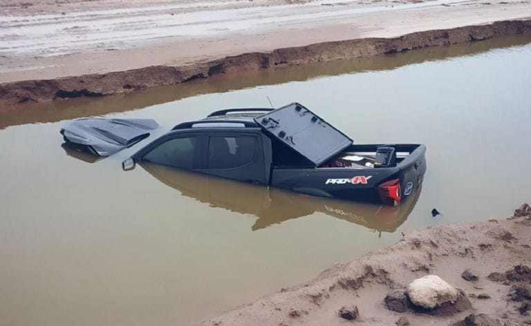 Grupo armado intenta huir y queda atrapado en el lodo tras enfrentamiento en Sinaloa