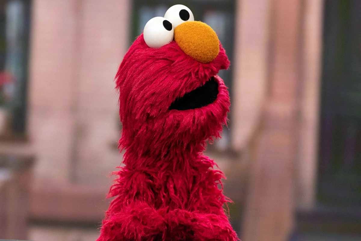Hackean a Elmo: publican odio y teorías de conspiración