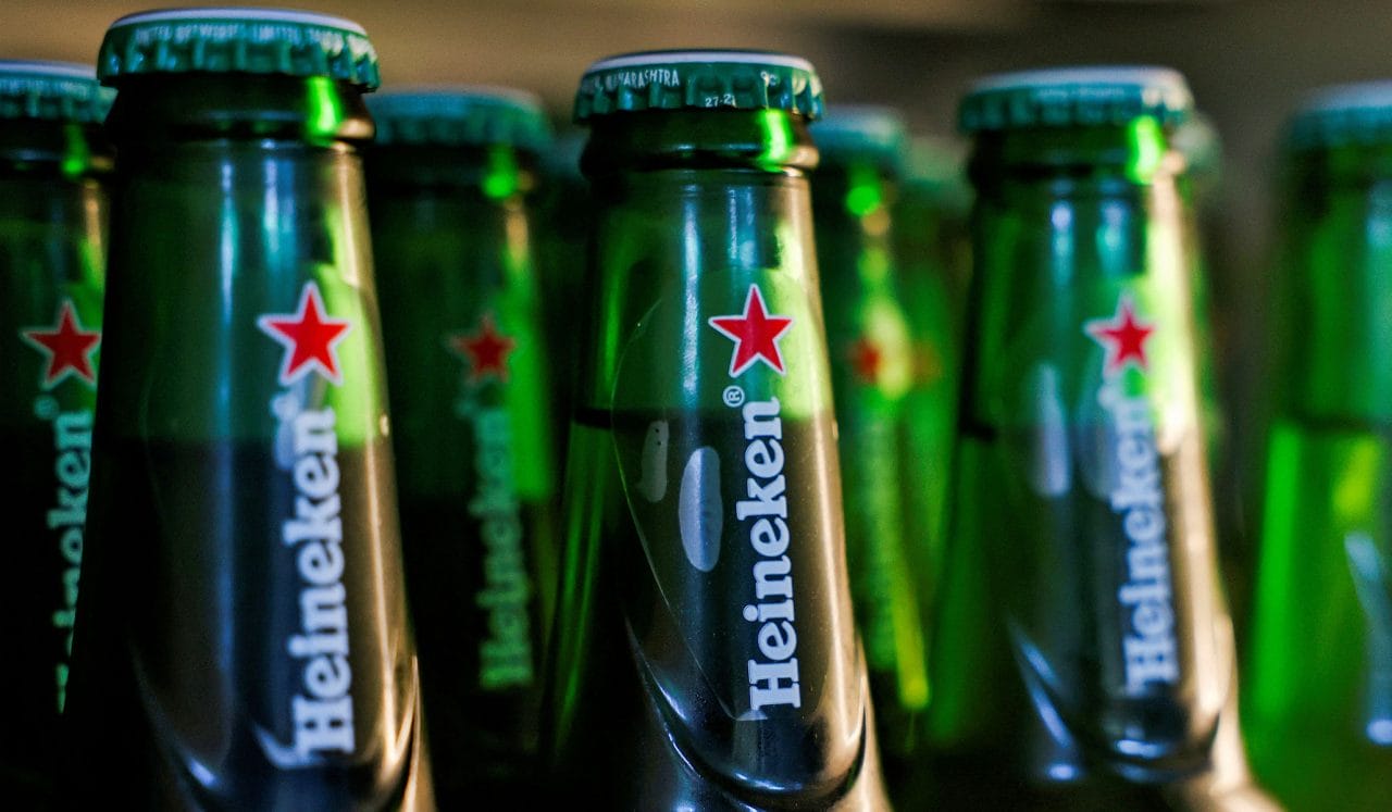 Hasta tu cerveza en vidrio podría tener microplásticos, según expertos