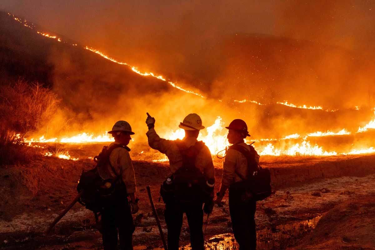 Incendio "Madre" se Convierte en el Mayor del Año en California