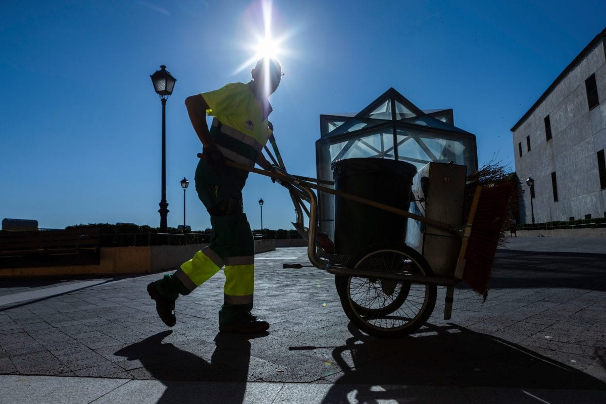 “El Calor Nos Mata”: La Lucha Viral de una Barrendera Española