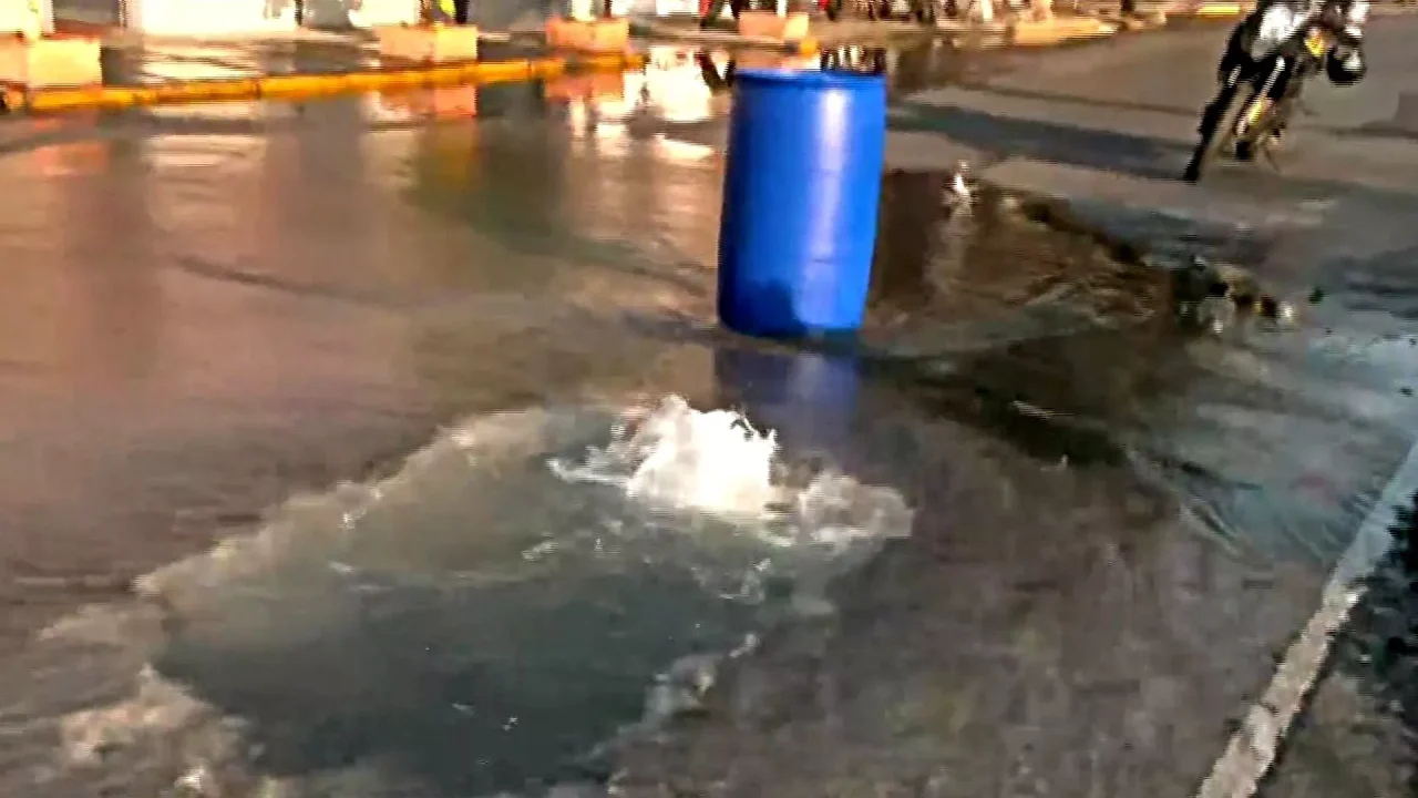 Mega Fuga en GAM: Agua brota sin control e inunda casas en la Vallejo