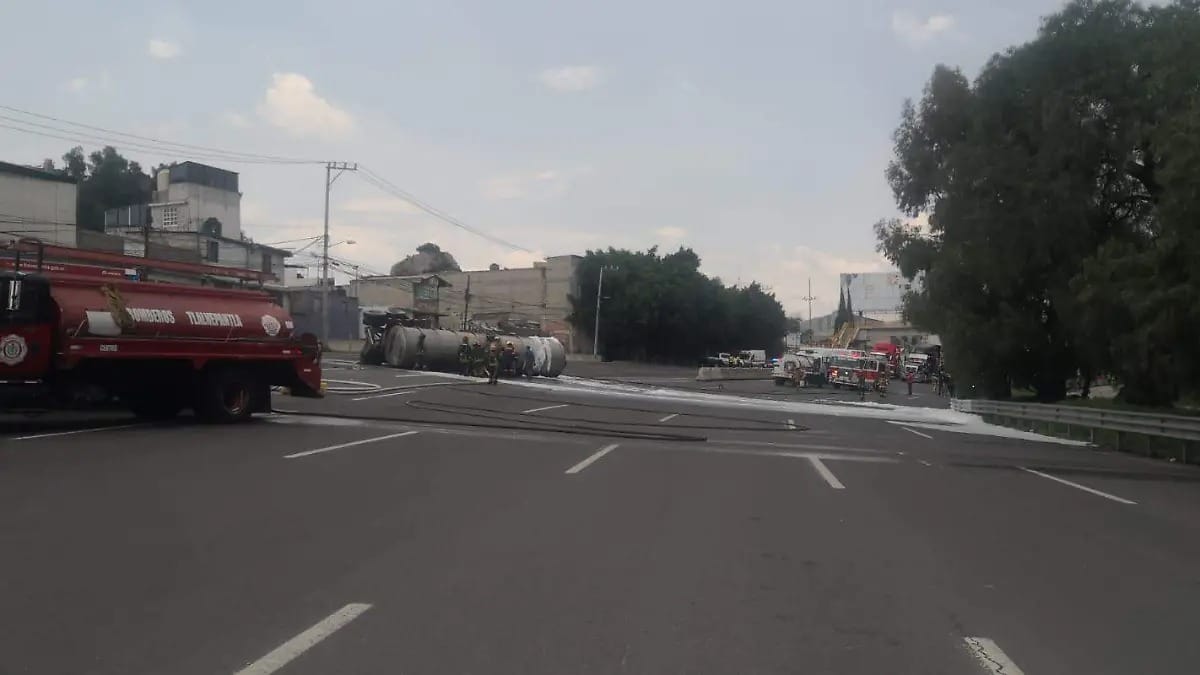 Mexico_Pachuca_Volcadura_de_pipa Caos en la México-Pachuca: Volcadura de pipa provoca cierre total