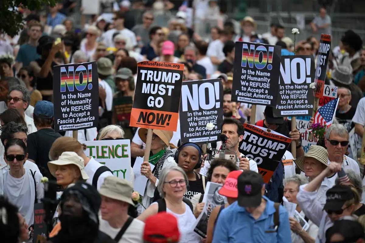 Miles protestan en EE.UU. contra políticas autoritarias y antiinmigrantes