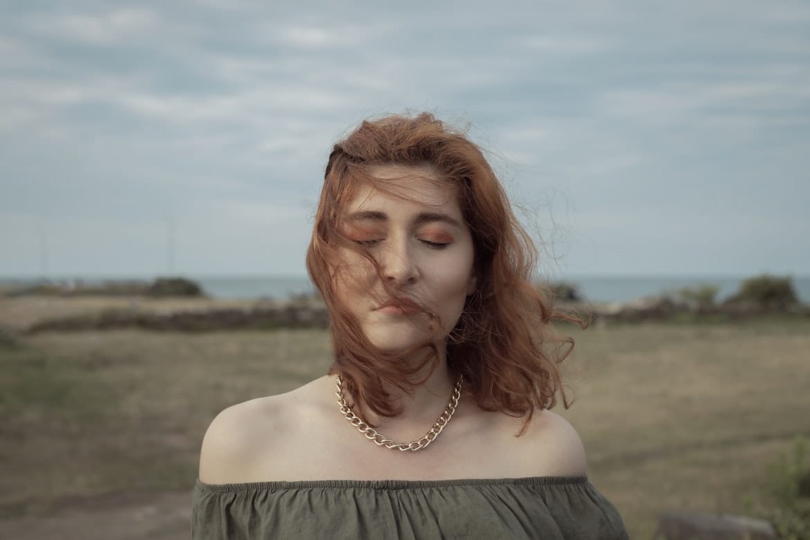 Modo Avión Emocional: ¿Qué significa el nuevo trend viral de TikTok sobre el agotamiento?