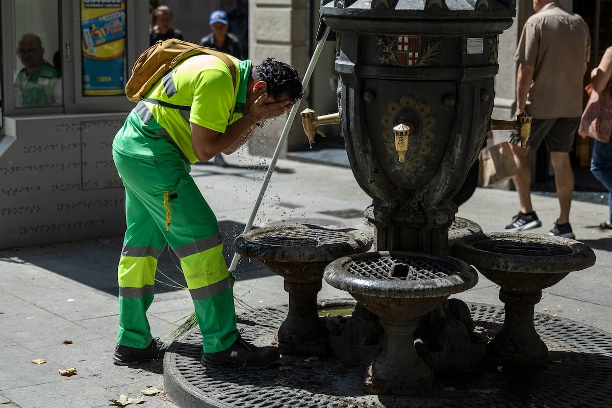 Muere una barrendera de 51 años en Barcelona por la ola de calor
