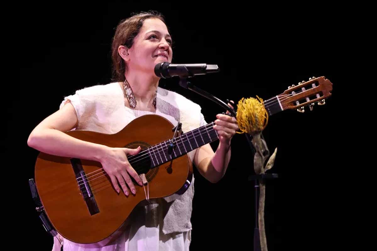 Natalia Lafourcade recibe el Premio Pirineos Sur a la Diversidad