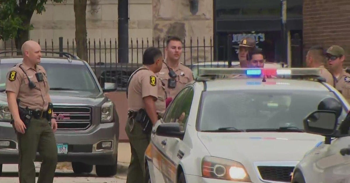 Pánico en Chicago: 'Carjacking' Termina con Auto Incrustado en Grill