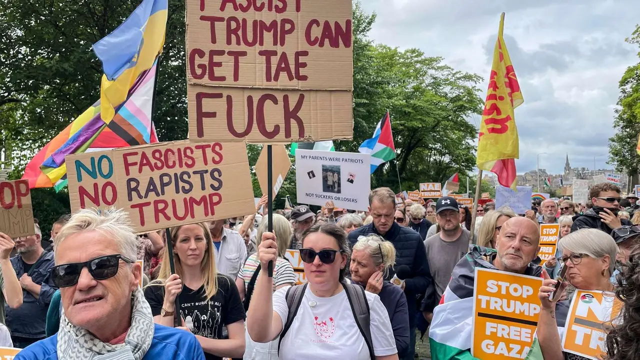 Protestas contra Trump en Escocia mientras juega golf en Turnberry