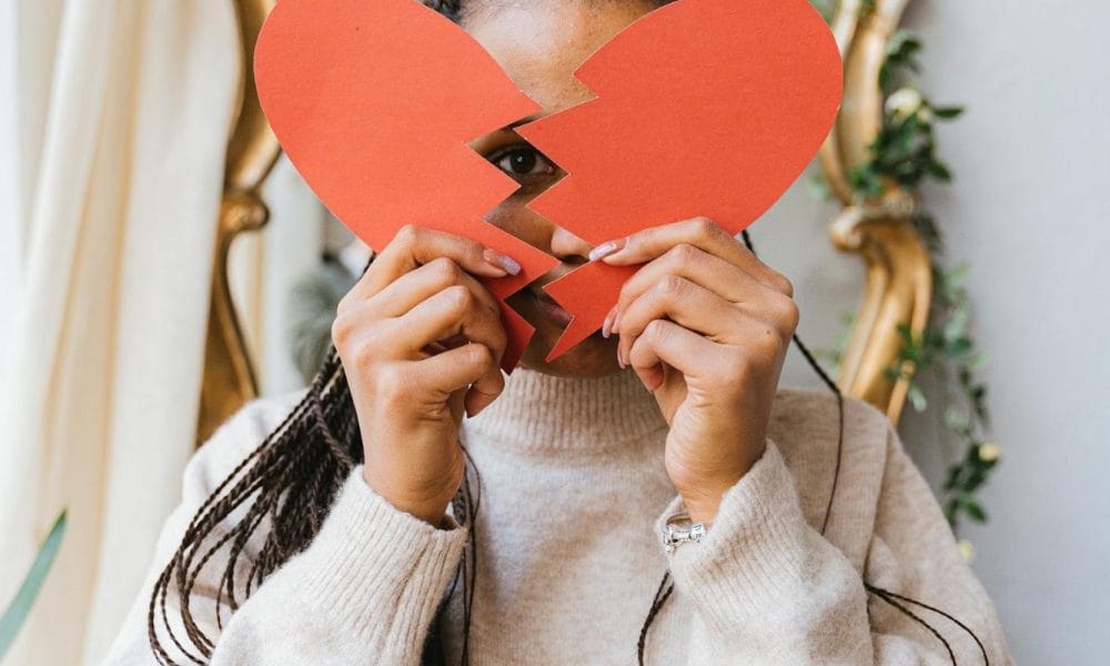 Qué es el “love bombing”_ señales para detectar una relación tóxica a tiempo__ Qué es el “love bombing”: señales para detectar una relación tóxica a tiempo