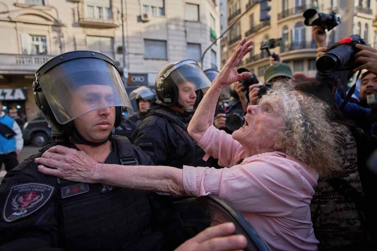 Represión en Argentina deja heridos y detenidos denuncian lawfare contra CFK Represión en Argentina deja heridos y detenidos; denuncian lawfare contra CFK