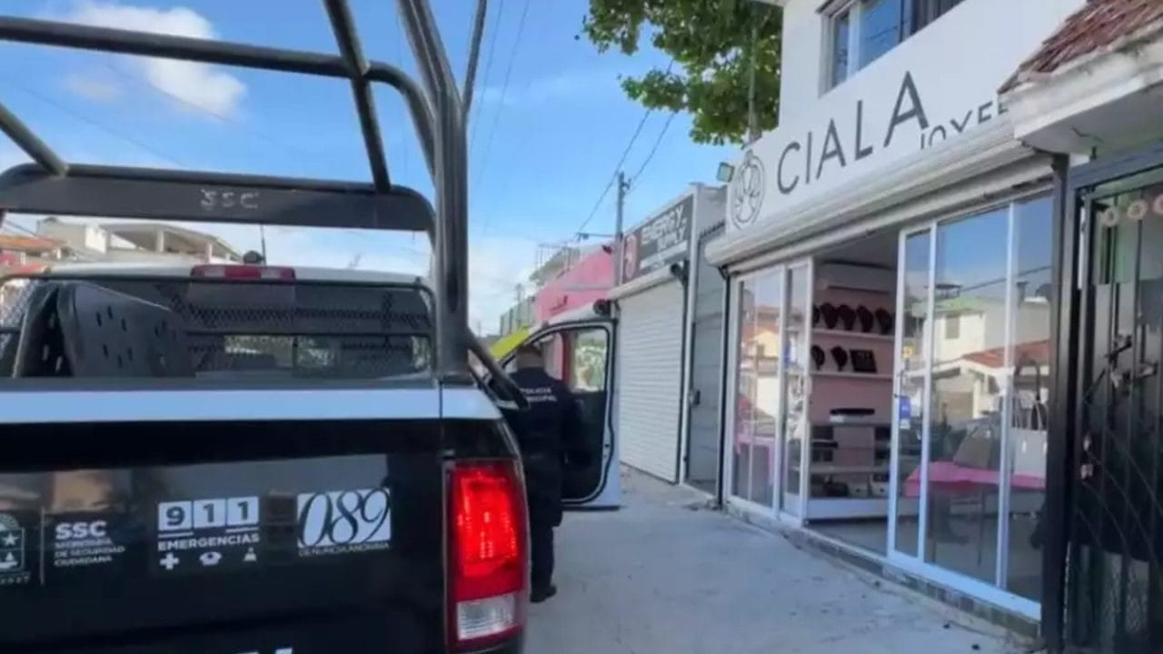 Sujetos armados asaltan joyería en Cancún y huyen en motocicleta Sujetos armados asaltan joyería en Cancún y huyen en motocicleta