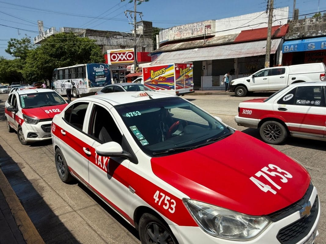 Taxistas paralizan Veracruz: bloqueos y caos por tarifas justas