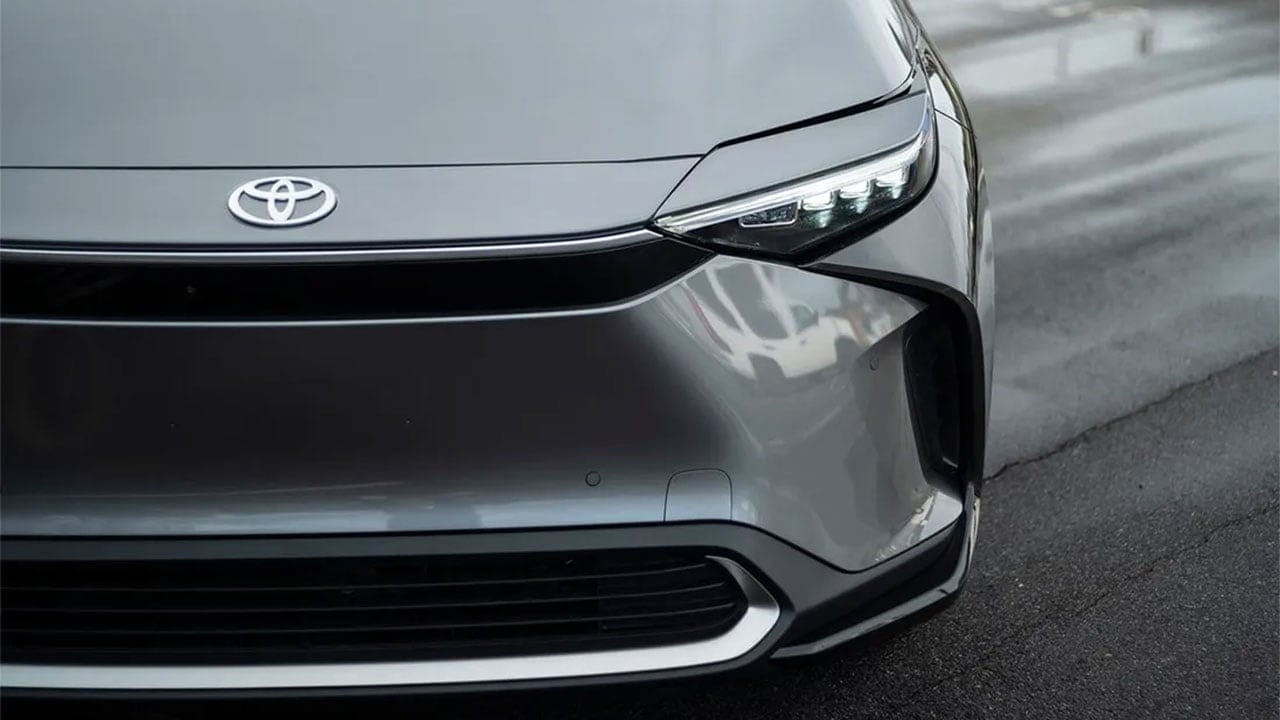 Toyota pisa el freno a los EV y acelera la producción de gasolina