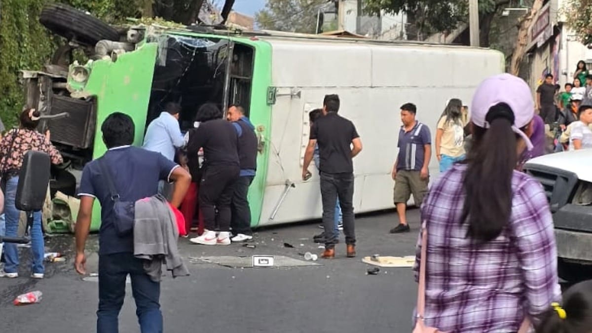 Tragedia en Xochimilco: Vuelca microbús y deja 17 lesionados