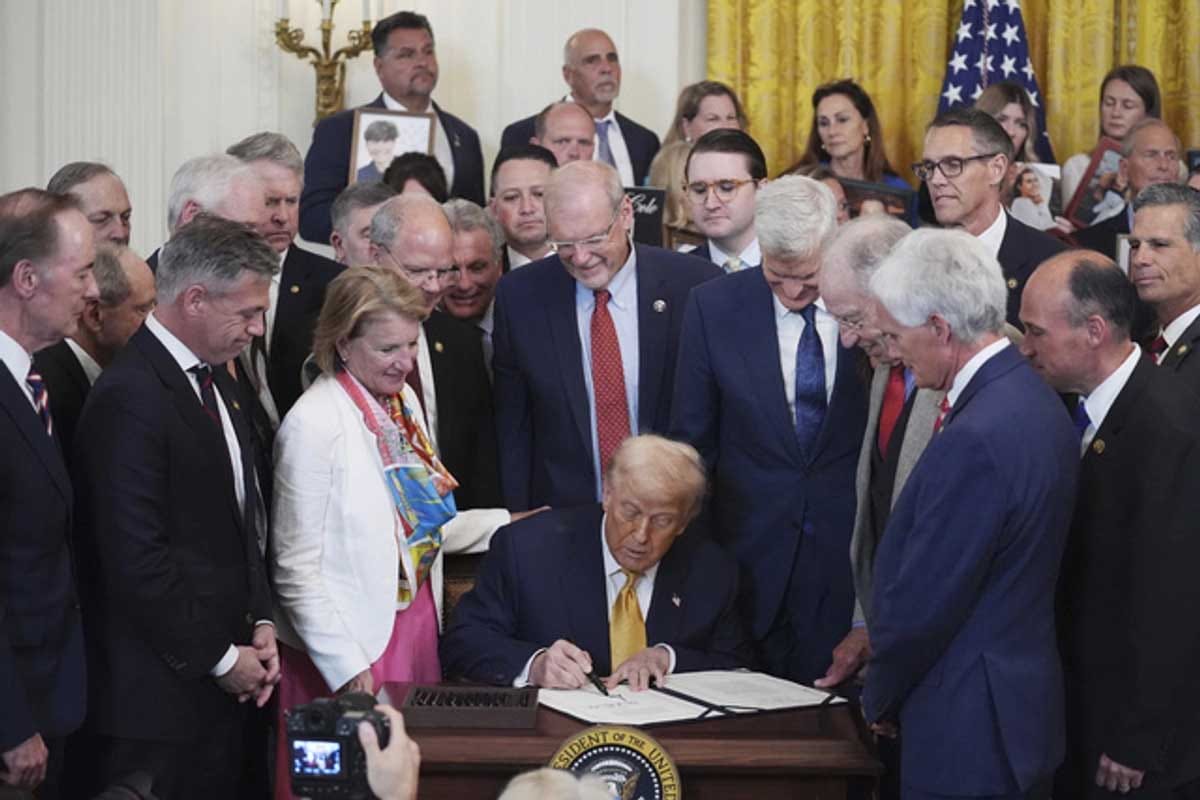 Trump acusa a cárteles de controlar México al firmar ley anti-fentanilo