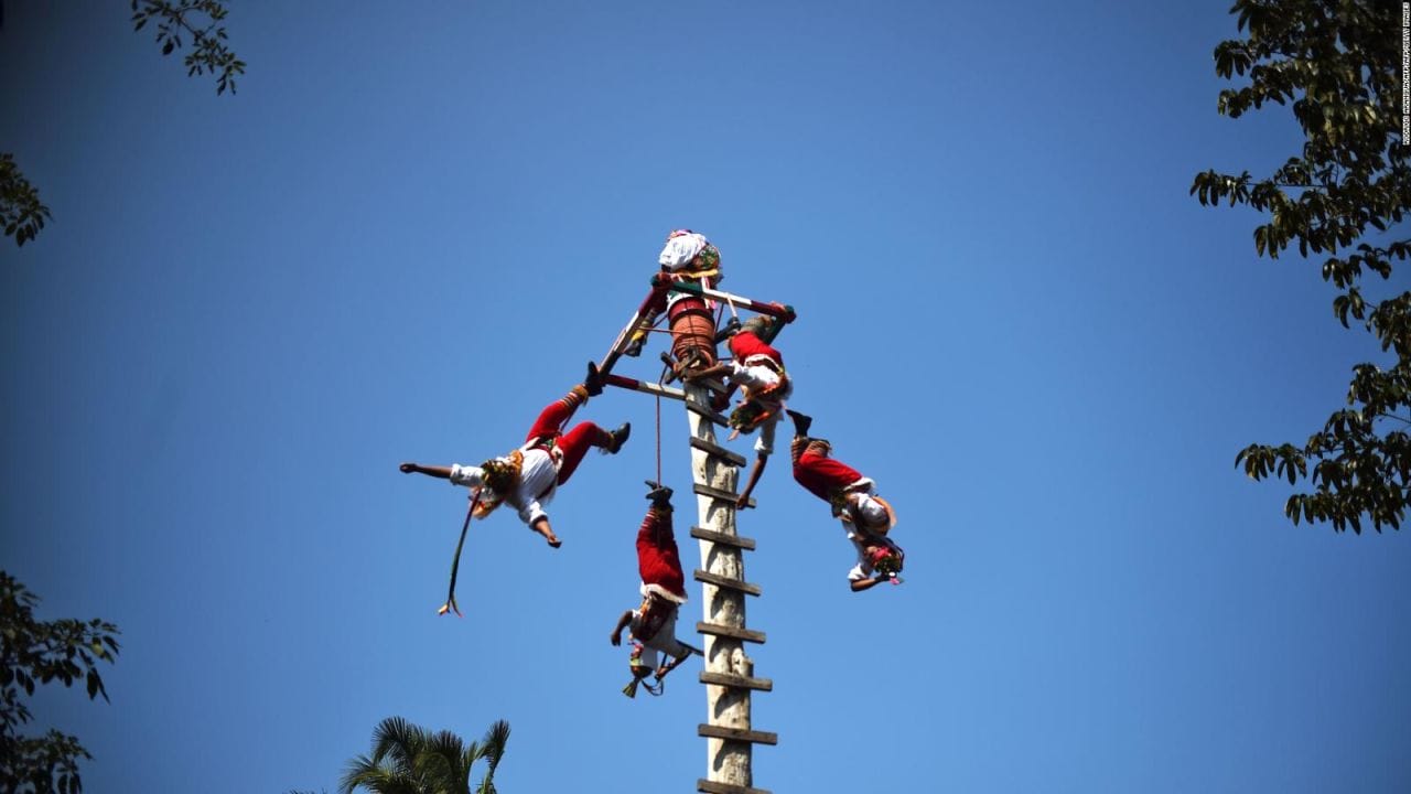 Un rayo destruye el palo de la Danza de los Voladores en Cuetzalan, Puebla
