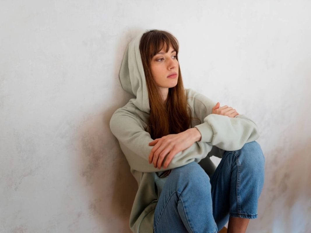 Gen Z en crisis: 4 causas ocultas que devoran su salud mental