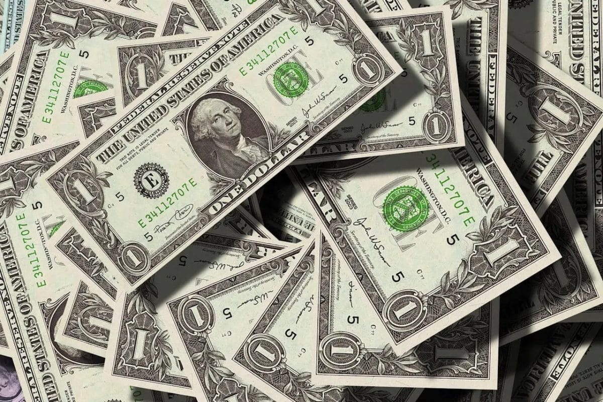 Dólar sufre su peor caída desde 1973 en medio de la guerra arancelaria