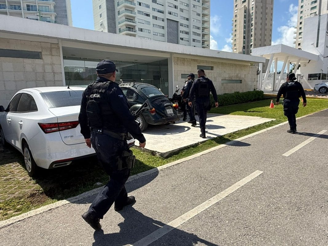 Policías se enfrentan a balazos contra asaltante en Cancún; hay heridos