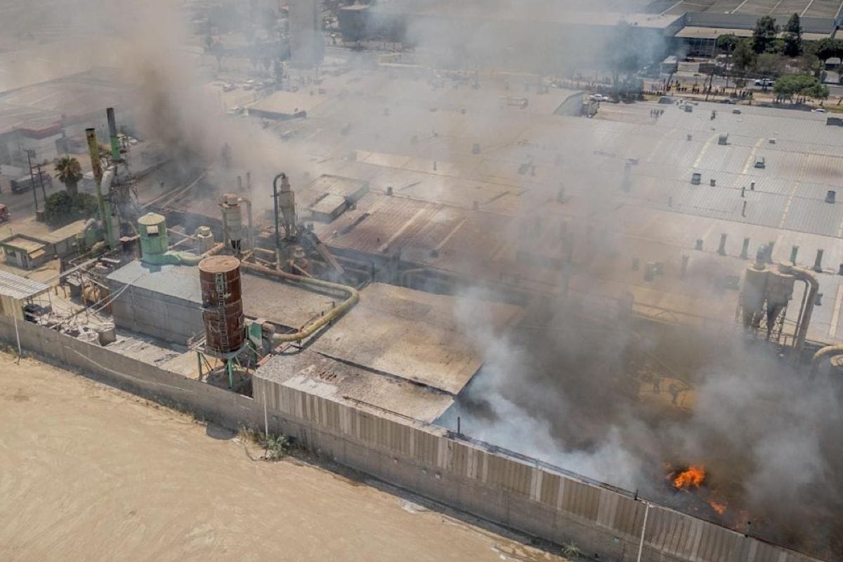 Alerta en Otay: Incendio en fábrica evacúa a 400 y cierra vialidades