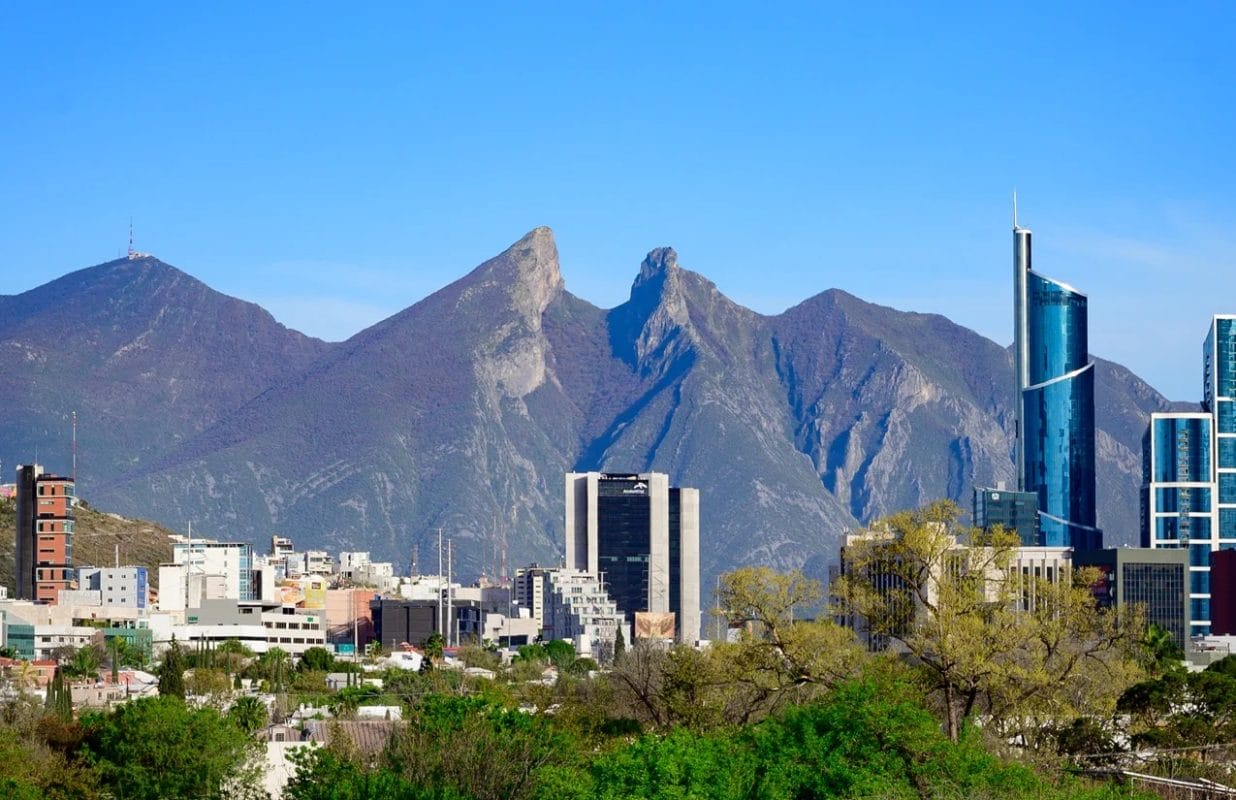 El Miedo a EUA: Empresas en NL Invierten en Secreto