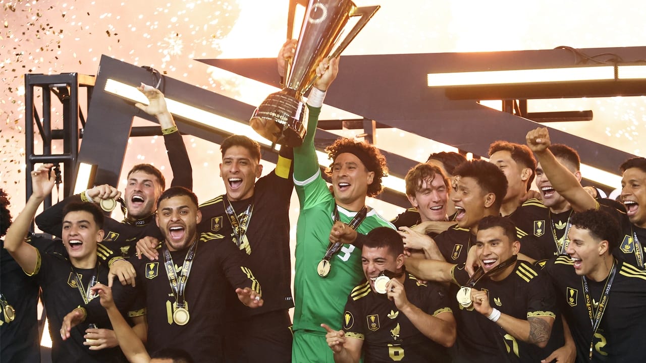 Aficionados celebran la victoria de México en la Copa Oro 2025 en el Ángel de la Independencia