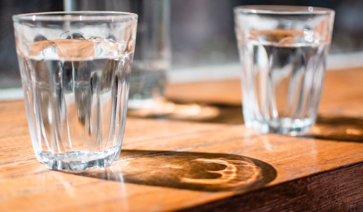 La Verdad sobre el Agua: Olvida la Regla de los 8 Vasos