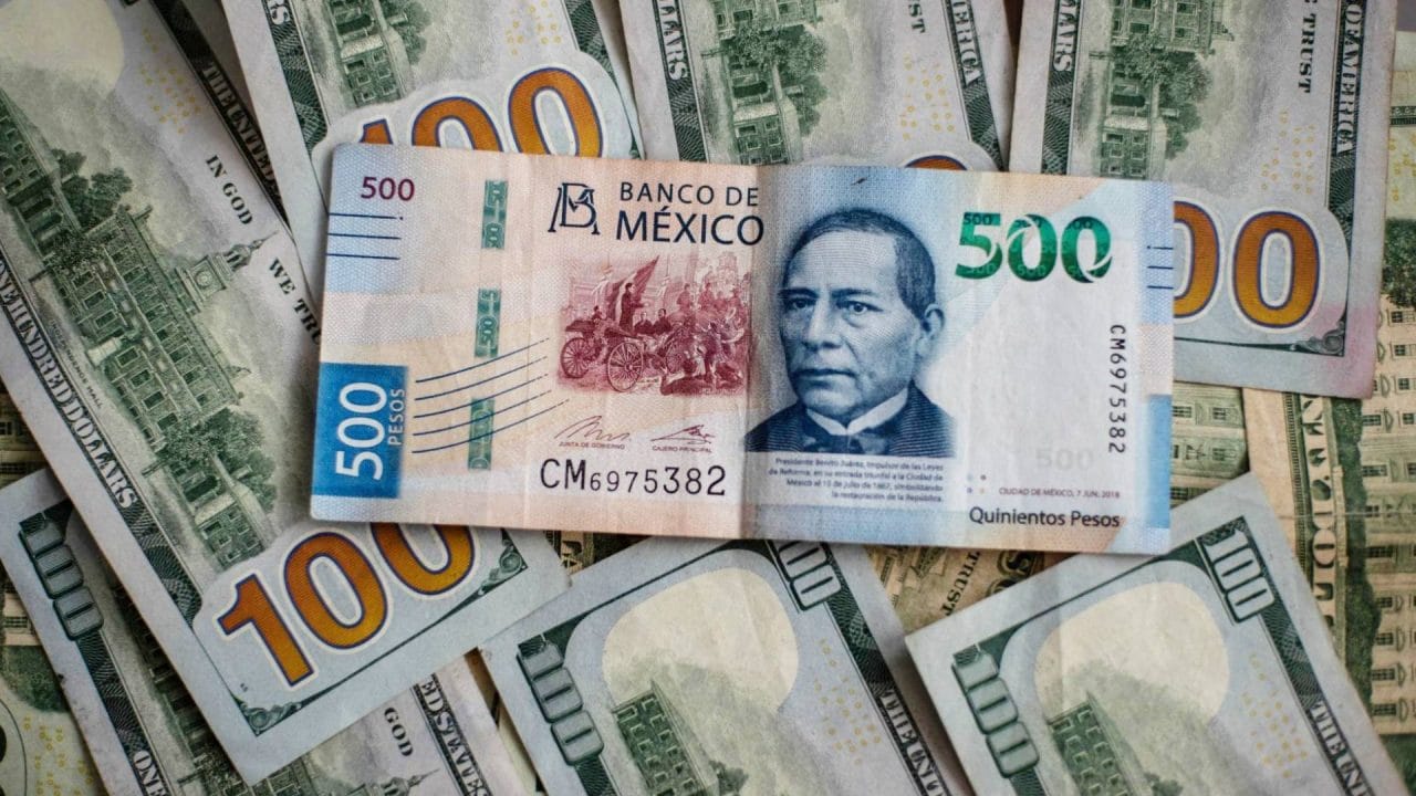 Peso mexicano se aprecia tras prórroga de aranceles con EE.UU.; cotiza en 18.77
