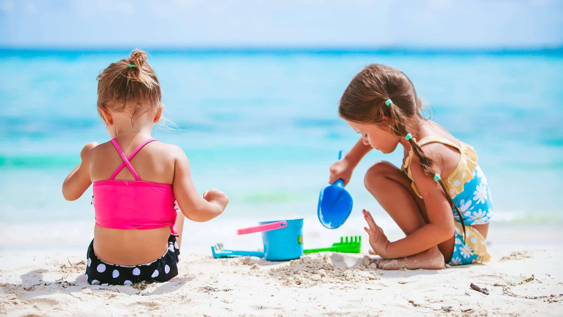 Protege a niñas y niños en la playa: consejos clave para un día seguro