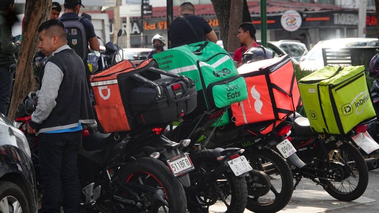 Congreso CDMX exige proteger a repartidores: "Es una deuda por pagar"