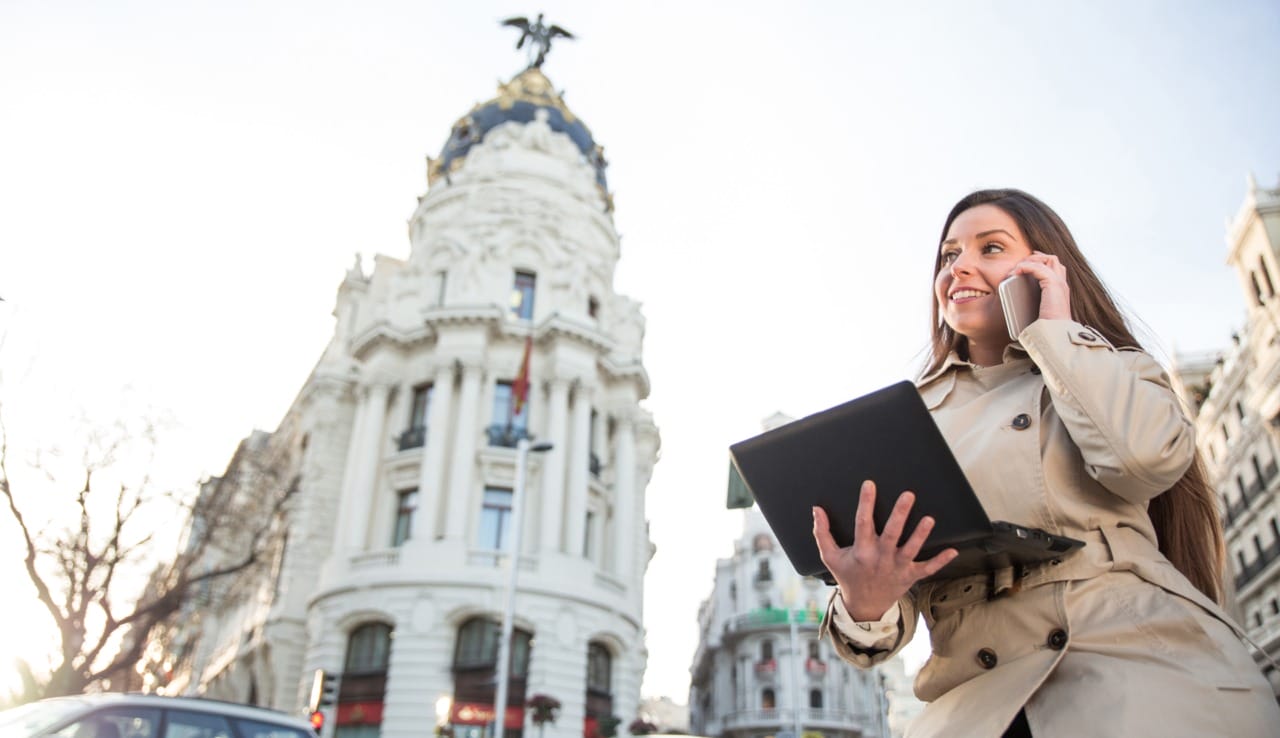 Trabaja por el mundo: La guía realista para latinos