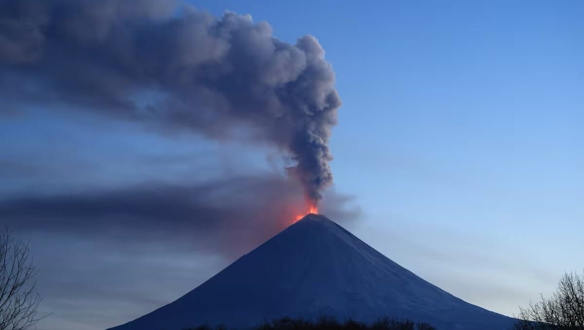 “Está en erupción”: volcán ruso se activa tras fuerte terremoto
