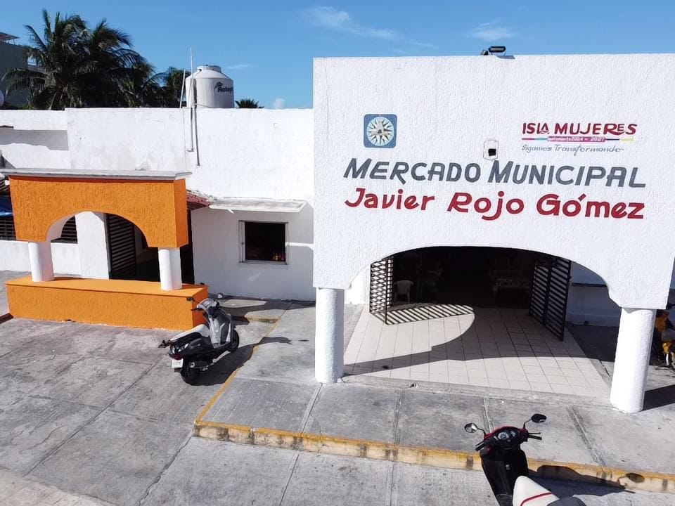 Limpian y renuevan mercado en Isla Mujeres
