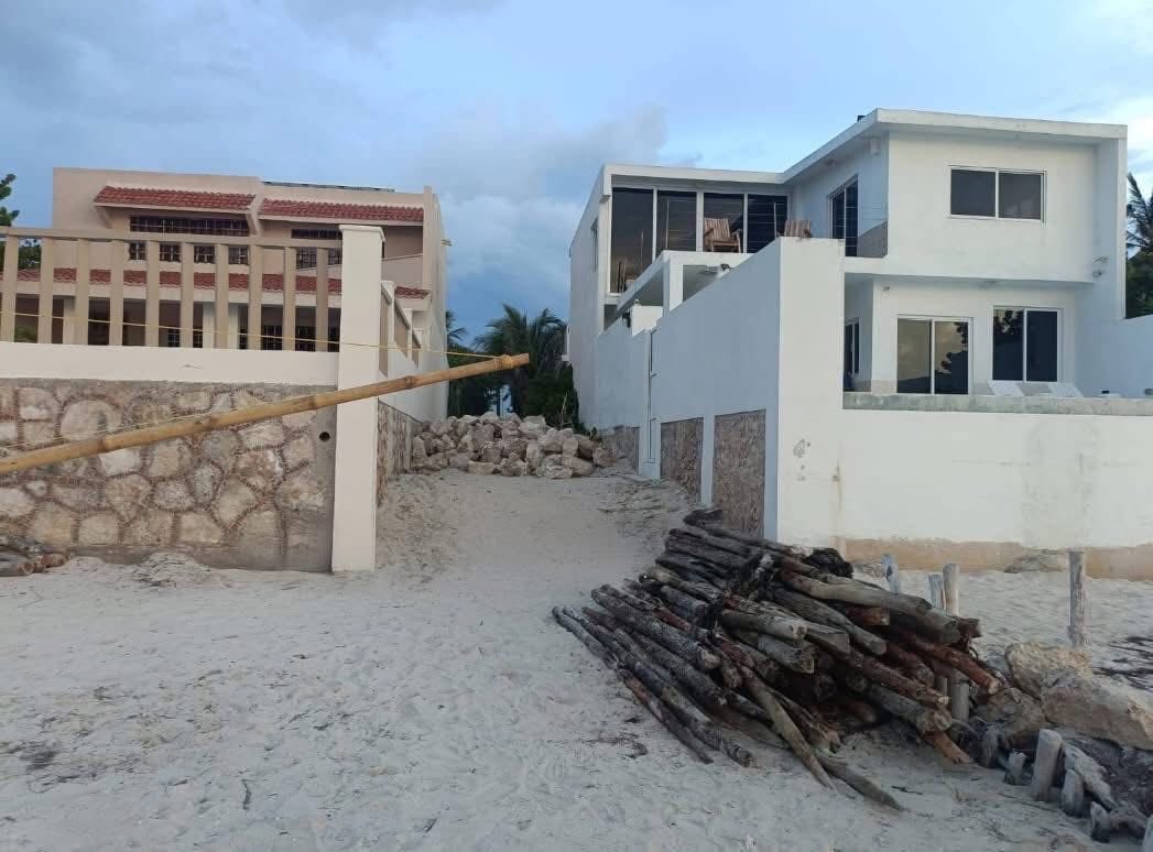 Bloquean otro acceso a playa en Chelem