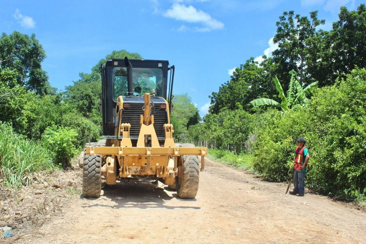 Supervisan avance de caminos saca cosechas al sur de Yucatán