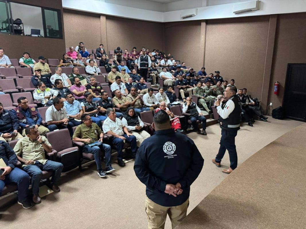 Servidores públicos se capacitan en Cancún para atender emergencias por huracanes