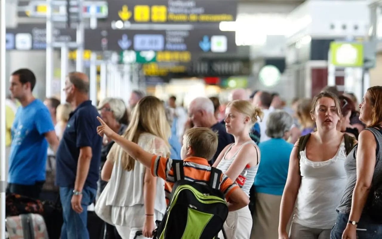 México recibió en junio más visitantes internacionales, pero gastaron menos: Inegi