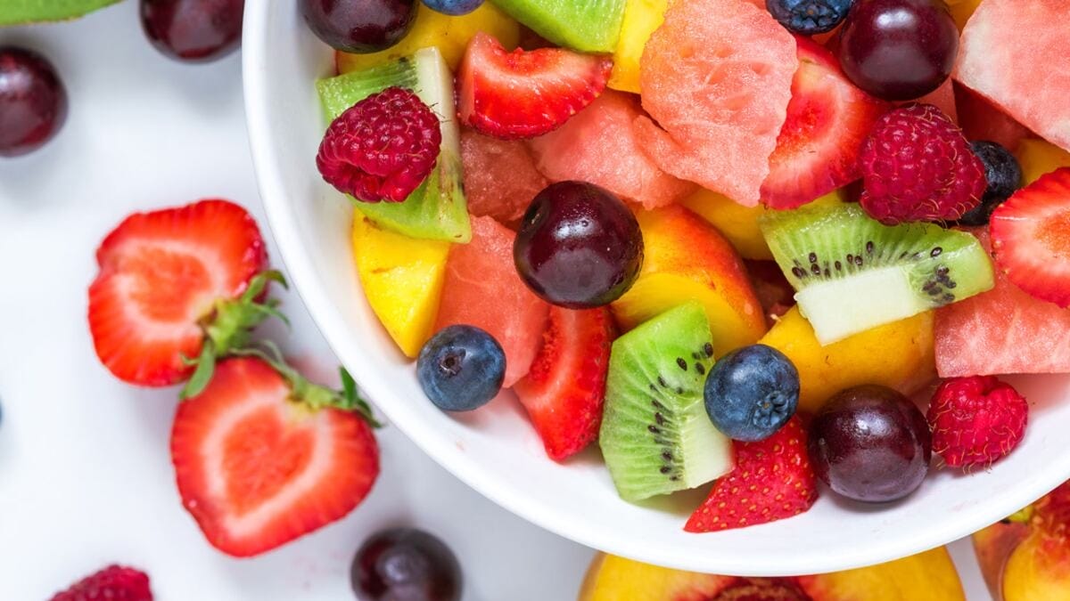 9 frutas con más agua para hidratar tu cuerpo y cuidar tu corazón
