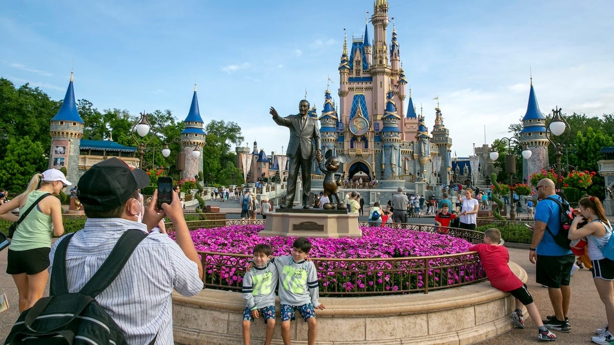 Arrestan a mujer en Disney por llevar metanfetamina en una lata