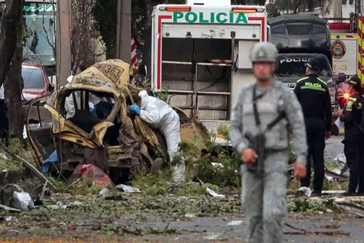 Ataques en Colombia dejan 14 muertos helicóptero derribado y explosión en Cali Ataques en Colombia dejan 14 muertos: helicóptero derribado y explosión en Cali