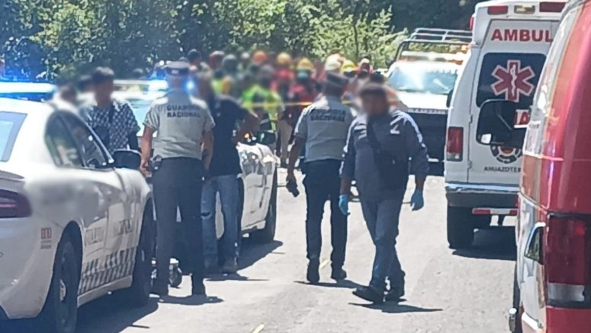 Autobús cae a barranco en carretera México-Tuxpan; hay 3 muertos y 21 heridos