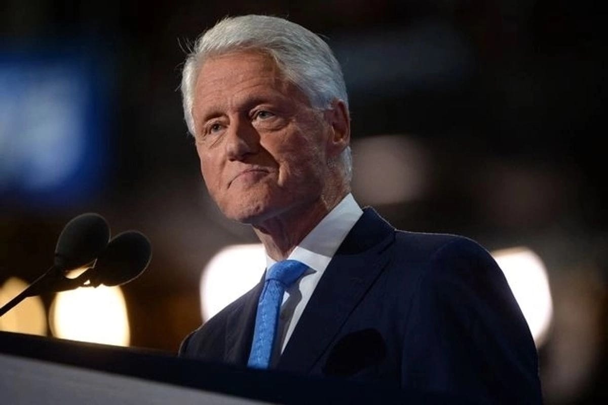 Bill Clinton captado con desfibrilador portátil en aeropuerto de Hamptons