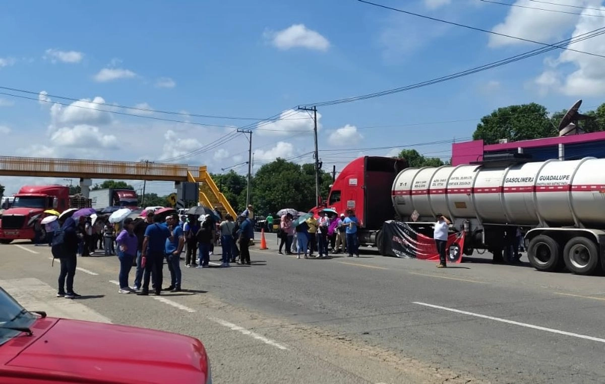 Bloquea SNTE autopista en Chiapas; amagan con no iniciar el ciclo escolar