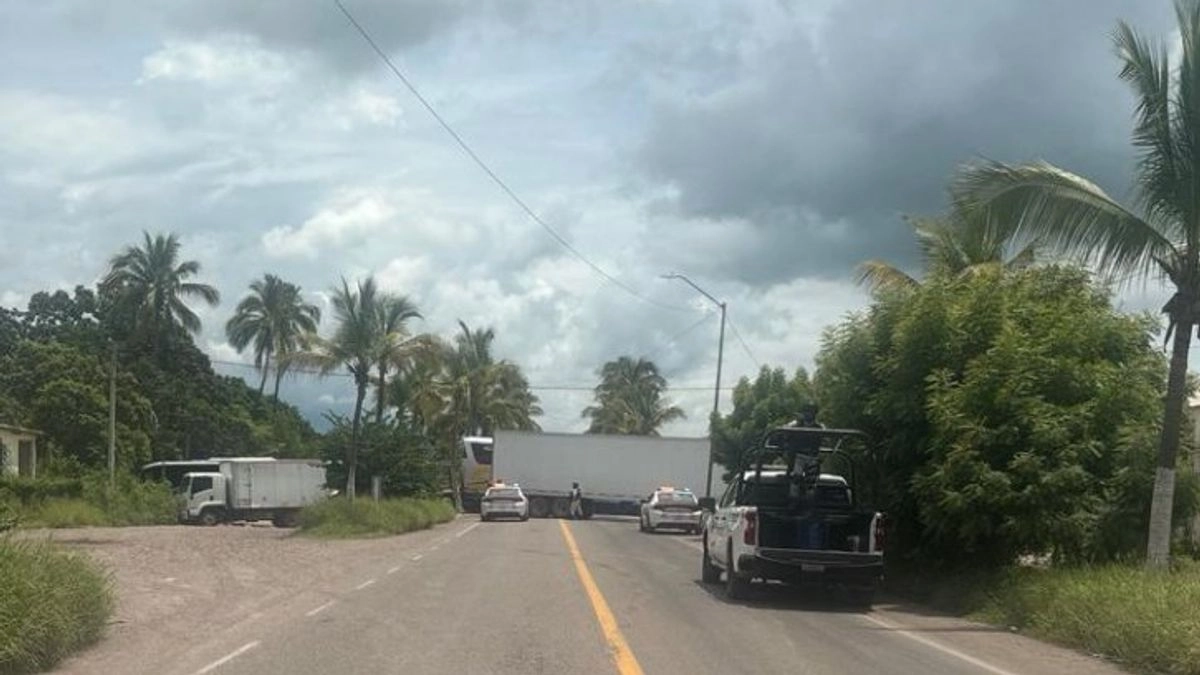 Bloquean accesos a Escuinapa, Sinaloa; autoridades piden evitar la zona