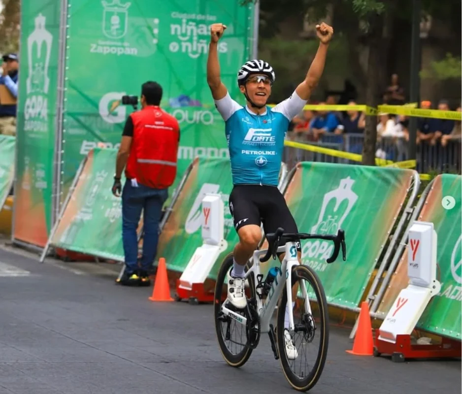 César Macías alcanza el tercer lugar en la primera etapa del Tour de l’Avenir 2025