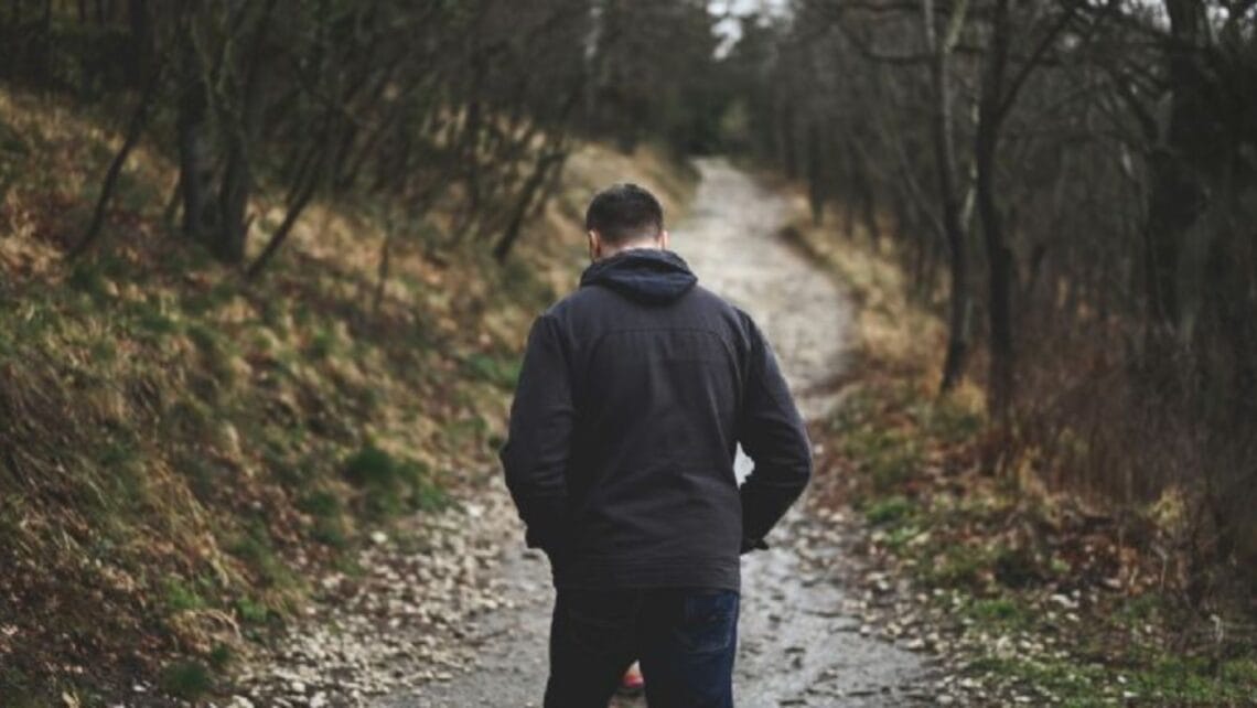 Caminar mirando al piso: ¿qué dice la psicología y por qué puede relacionarse con emociones profundas?