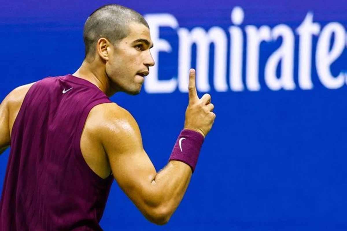 Carlos Alcaraz deslumbra en su debut en el US Open con triunfo sólido