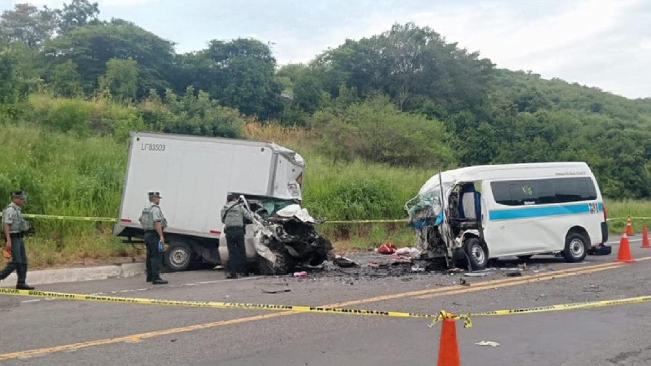 Cinco muertos y cinco heridos tras choque frontal en Michoacán